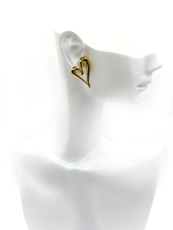 Daisy. Gold stainless steel heart-shaped earrings with a modern and elegant design. Ατσάλινα σκουλαρίκια, ατσάλινο κόσμημα