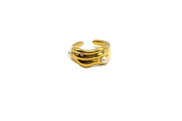 PANDORA. Gold stainless steel ring with wavy design, pearls, and sparkling details. Ατσάλινο δαχτυλίδι, ατσάλινα κοσμήματα, stainless steel rings, stainless steel jewelry