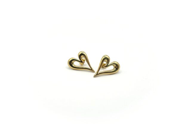 Daisy. Gold stainless steel heart-shaped earrings with a modern and elegant design. Ατσάλινα σκουλαρίκια, ατσάλινο κόσμημα