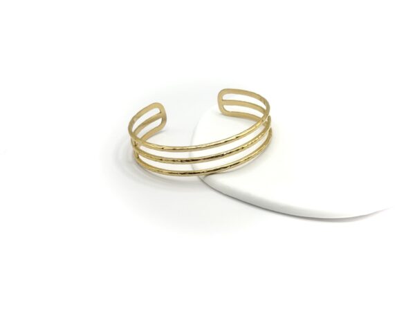 ZENA. Χρυσό ατσάλινο βραχιόλι cuff με τριπλή σφυρήλατη γραμμή. Stainless steel bracelets, stainless steel bracelet, stainless steel jewelry