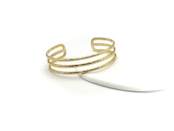 ZENA. Χρυσό ατσάλινο βραχιόλι cuff με τριπλή σφυρήλατη γραμμή. Stainless steel bracelets, stainless steel bracelet, stainless steel jewelry