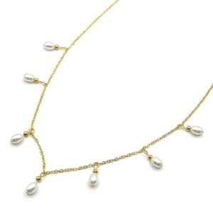 Antouaneta. Gold stainless steel necklace with delicate white pearls, featuring a minimalist and elegant design. Stainless steel jewelry. Ατσάλινο κόσμημα, ατσάλινο κολιέ