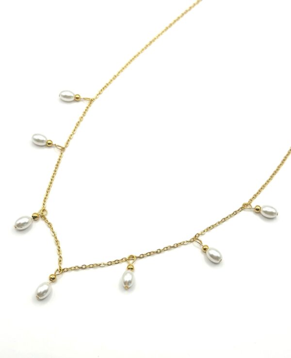 Antouaneta. Gold stainless steel necklace with delicate white pearls, featuring a minimalist and elegant design. Stainless steel jewelry. Ατσάλινο κόσμημα, ατσάλινο κολιέ