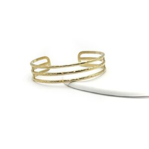 ZENA. Χρυσό ατσάλινο βραχιόλι cuff με τριπλή σφυρήλατη γραμμή. Stainless steel bracelets, stainless steel bracelet, stainless steel jewelry