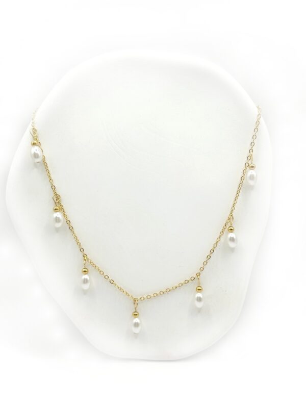 Antouaneta. Gold stainless steel necklace with delicate white pearls, featuring a minimalist and elegant design. Stainless steel jewelry. Ατσάλινο κόσμημα, ατσάλινα κολιέ