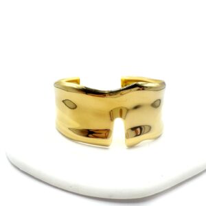 Γυναικείο cuff βραχιόλι από ανοξείδωτο ατσάλι σε χρυσό χρώμα με κυματιστό σχέδιο – ατσάλινα κοσμήματα. Stainless steel jewelry